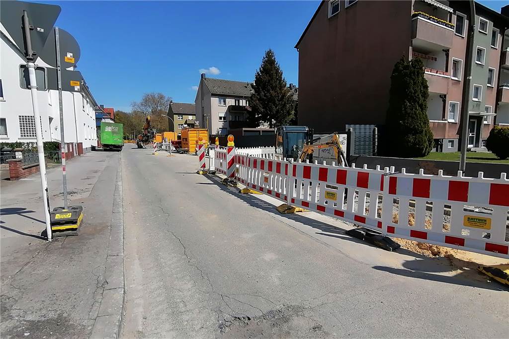 Busbahnhof im Dortmunder Westen: Kanalbauarbeiten dauern bis Mitte Juni Bis zum Wendehammer am Evangelischen Friedhof zieht sich die Baustelle. Unterirdisch trieben Arbeiter das Rohr für den Abwasserkanal vor.