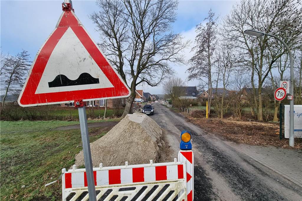 Endausbau Leuskesweg angelaufen: Brücken-Neubau verursacht weitere Kosten Bis zur Höhe der Brücke über den Strothbach reicht der erste Bauabschnitt. Im dritten Quartal 2023 sollen die Hauptarbeiten für beide Bauabschnitte abgeschlossen sein.