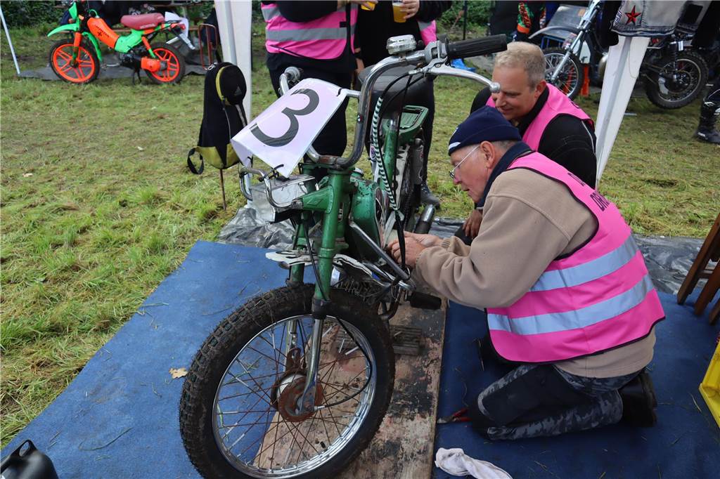 Mofarennen „Aufm Maisfeld links“: Bierdose ersetzte kurzerhand Endrohr Bis zur letzten Minute vor dem Start wurde an den Mofas geschraubt, so wie hier bei „De Acker Drummels“ aus Holsterhausen.