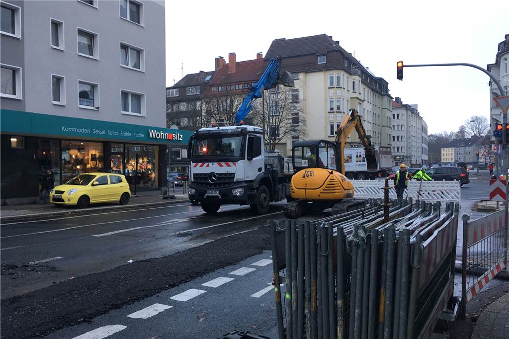 DEW-Baustelle in der Saarlandstraße weitet sich aus Bis zur Ruhrallee vorgerückt ist die DEW-Baustelle in der Saarlandstraße.
