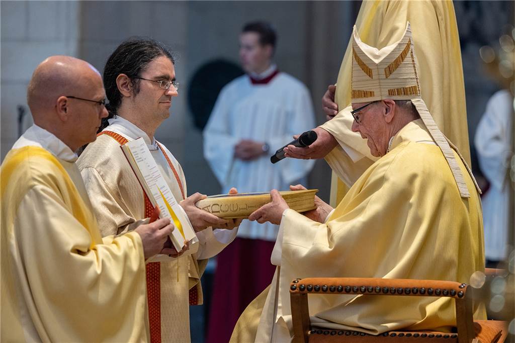 Stefan Kratochvil aus Lünen darf nun trauen, beerdigen und taufen Bischof Dieter Geerlings weihte Stefan Kratochvil (m.) im Dom zu Münster zum ständigen Diakon.