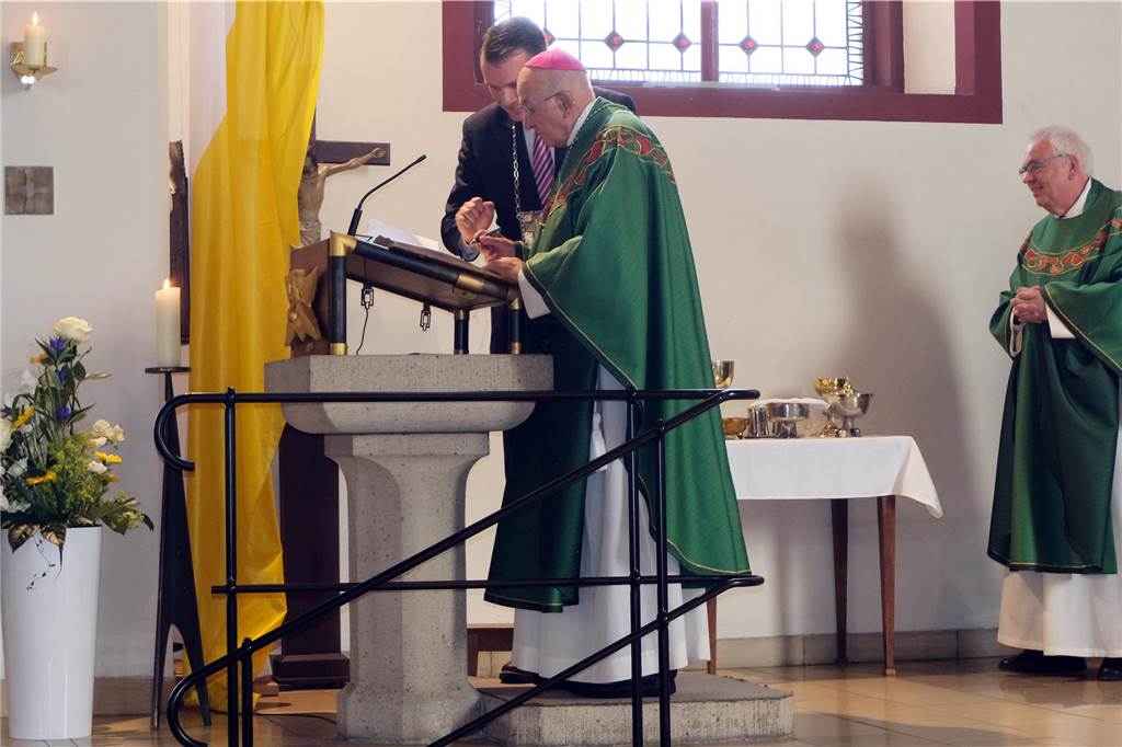 Gemeinde St. Matthäus Wulfen feierte ein Dreifachjubiläum Bischof Dr. Felix Genn trug sich ins Goldene Buch der Stadt ein.