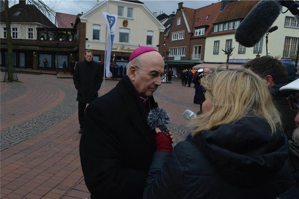 Bischof Felix Genn gab den wartenden Journalisten in Haltern Interviews.