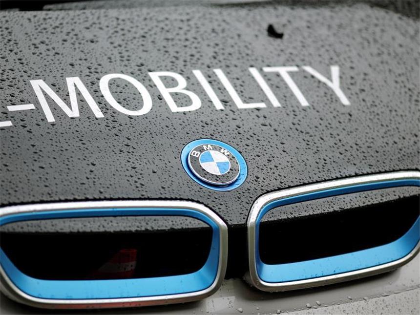 BMW will mehr Modelle mit Elektromotoren ausrüsten Bisher hat der Münchner Konzern den batteriegetriebenen Kleinwagen i3 mit einer Leichtbau-Karosserie aus Kohlefaser sowie sechs Hybrid-Modelle im Angebot. Foto: Jan Woitas