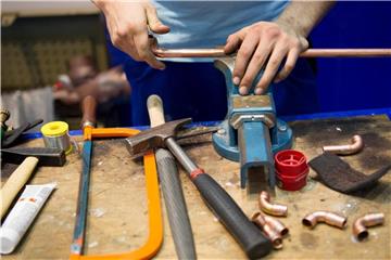 Bisher lassen sich häusliche Reparaturen, die in der Werkstatt des Handwerkers ausgeführt werden, nicht steuerlich absetzen. Foto: Maja Hitij/Symbolbild