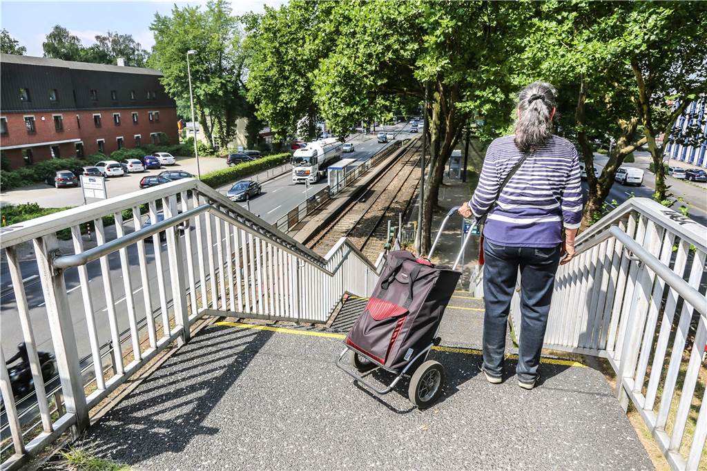 Neue Ampel für die B1 ist kein Tabu mehr Bisher sind die meisten Stadtbahn-Stationen an der B1 nur über Brücken und steile Treppenabgänge zu erreichen.