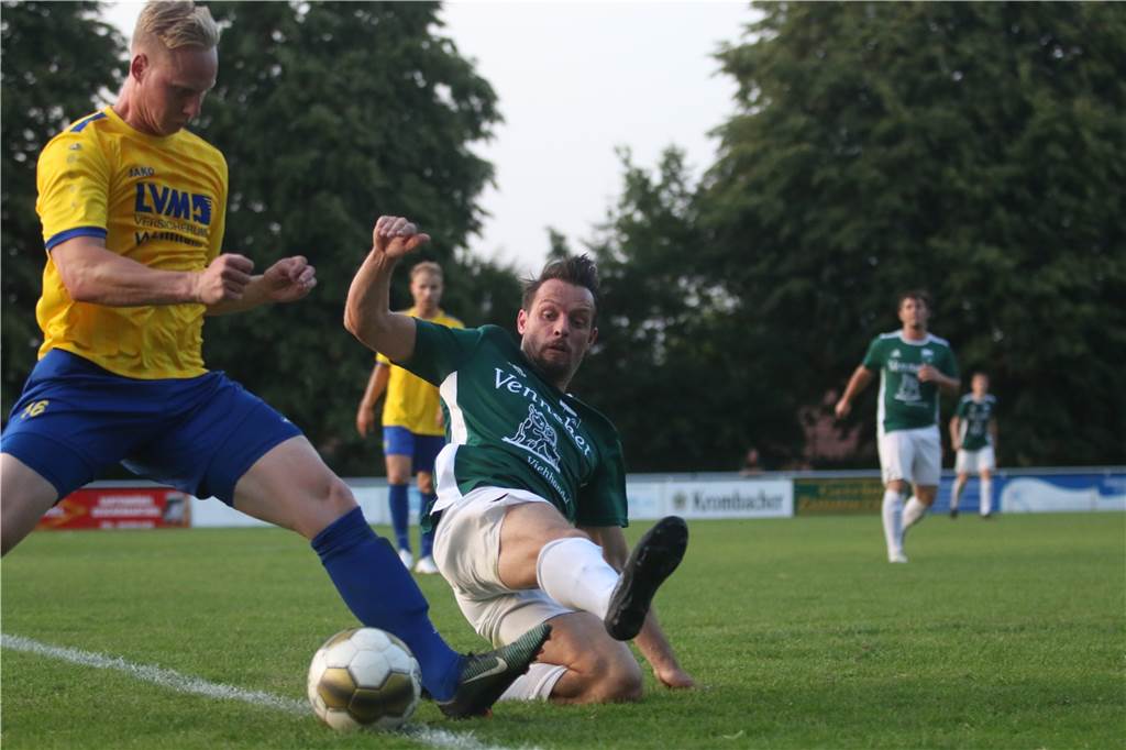 Die Corona-Krise könnte zu einem ganz besonderen letzten Spiel für Benjamin Siegert führen Bisher stand Benjamin Siegert als Gegner mit dem SV Herbern auf dem Platz - wie hier gegen Eric Sabe.