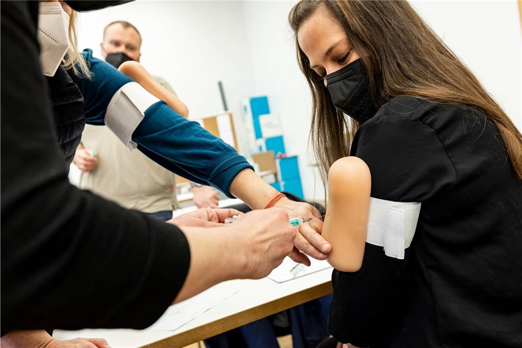 Apotheker in Castrop-Rauxel darf impfen: „Nutze ich zunächst nicht aus“ Bisher war es nur Kochsalzlösung, die Schulungsteilnehmer in den Oberarm spritzten. Ab 8. Februar dürfen Apotheken mitmachen beim Impfen gegen Corona.