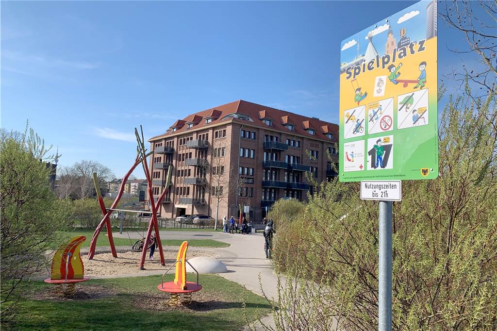 Ferienatmosphäre am Phoenix-See: Gut gefüllte Cafés und Kinder auf Spielplätzen Bisher war unter anderem dieser Spielplatz am Phoenix-See zeitweise noch gut besucht. Ab Mittwoch, 18. März, ist das Spielen auf allen Spielplätzen verboten.