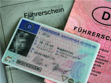 Bisher wird der Führerschein nur im Zusammenhang mit Verkehrsdelikten entzogen. Künftig soll diese Einschränkung nicht mehr gelten. Ein Richter soll dann - zusätzlich zu einer Geld- oder Freiheitsstrafe - als "Nebenstrafe" auch bei allen anderen Vergehen ein Fahrverbot für ein paar Monate verhängen dürfen. 