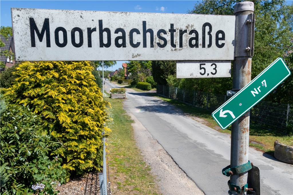 Sanierung der Moorbachstraße wird für die Anwohner teuer Bisher zählten die Häuser an der Moorbachstraße zum Außenbereich. In den vergangenen Jahrzehnten ist dort aber eine Siedlung entstanden, erklärt die Verwaltung. Dadurch soll die Straße in Zukunft zum Innenbereich zählen.