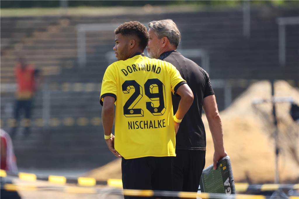 BVB-Publikumsliebling Jermain Nischalke: „Da steckt mehr als ein Name dahinter“ Jermain Nischalke steht neben Thomas Feldhoff.