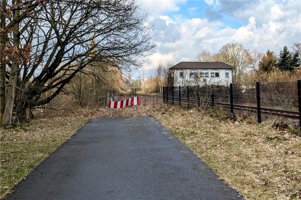 Land fördert wichtigen neuen Bahndamm-Radweg mit 700.000 Euro Radweg entlang der Gleise.