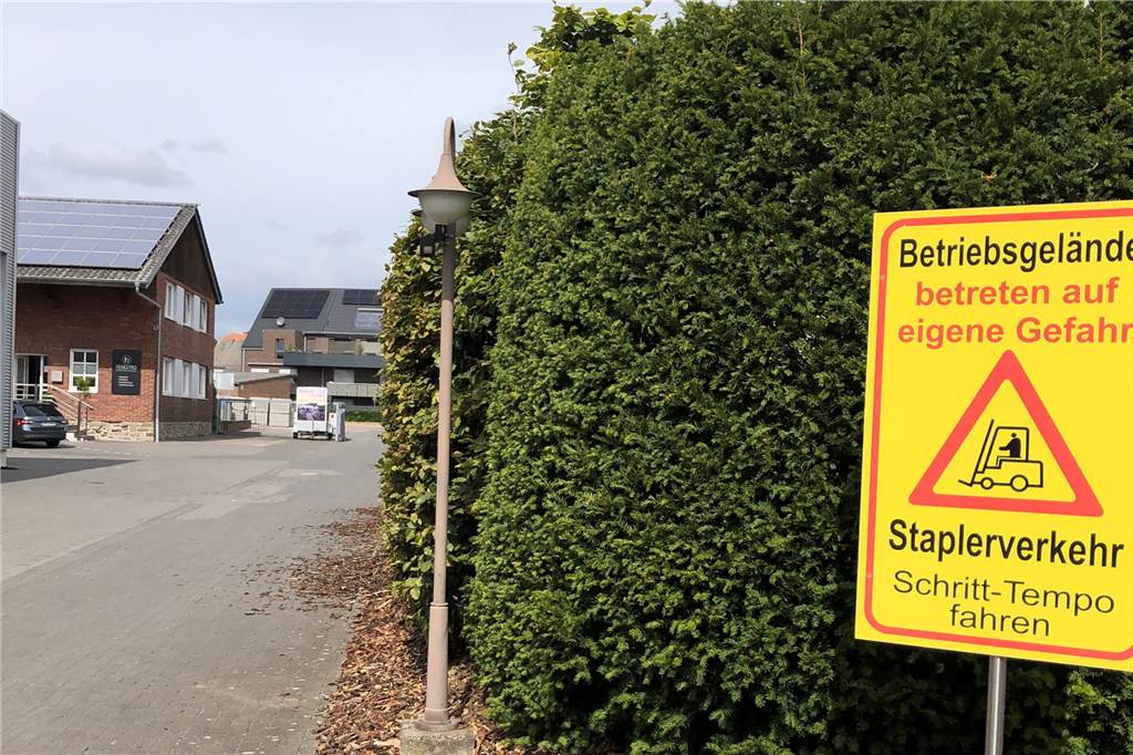 Wegepläne für Wäldchen an der Bahnallee stoßen auf Anwohnerprotest Bislang führt eine Anschlussverbindung des Fuß- und Radwegs in Richtung Klosterstraße über ein privates Betriebsgelände.