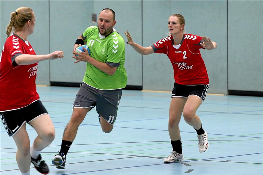 Die HSG stellt in der Saison 2018/19 erstmals ein Frauen-Team Bislang ist die HSG Rauxel-Schwerin selten in ihrer Vereinsgeschichte mit Frauenhandball in Berührung gekommen. 2013 bestritten die HSG-Herren mit Sebastian Clausen (am Ball) eine Partie gegen die Frauen des Bochumer HC für die auch seine Gattin Karen Clausen (r.) auflief.Foto Lukas