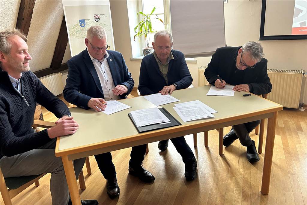 Hey Lena und Zentrenmanagement sind passé: Wie geht es weiter in Legden? Bislang ist nur die Vereinbarung unterschrieben: Auf gemeinsame Ziele einigen sich Bürgermeister Dieter Berkemeier (2.v.l.), Venceremos-Inhaber Paul Königsmann (3.v.l.) und die beiden Zentrenmanager Dr. Thomas Hackenfort (l.) und Dr. Stefan Hochstadt.