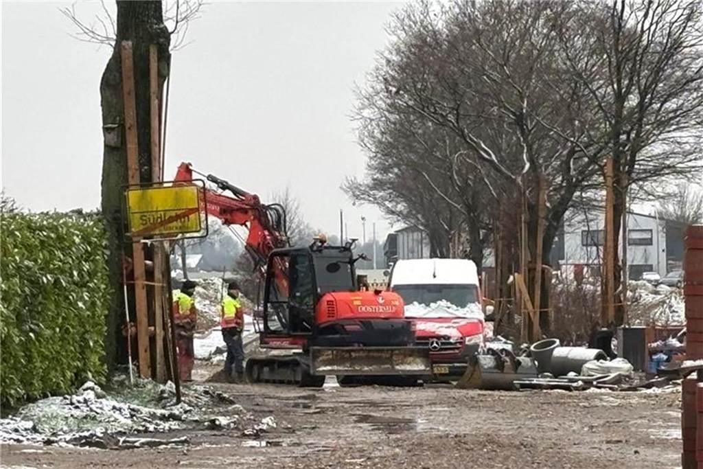 Ausbau verzögert sich: Amselstraße bleibt weiter gesperrt Bagger und Männer, die im Straßenbau tätig sin.