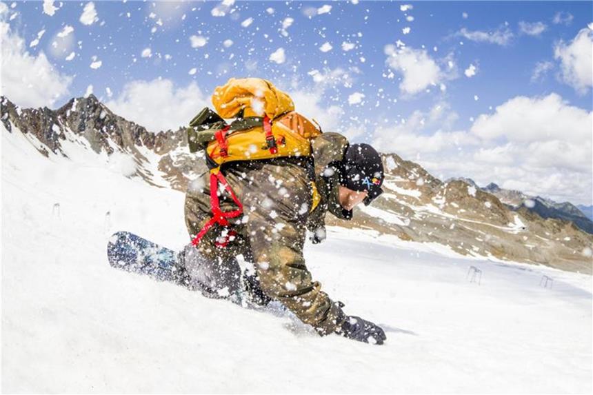 Splitboards: So können Snowboarder Touren gehen Bislang war Tourengehen für Snowboarder fast nicht möglich. Splitboards können eine Lösung sein. Foto: Burton/dpa-tmn