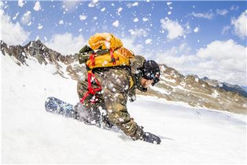 Bislang war Tourengehen für Snowboarder fast nicht möglich. Splitboards können eine Lösung sein. Foto: Burton/dpa-tmn