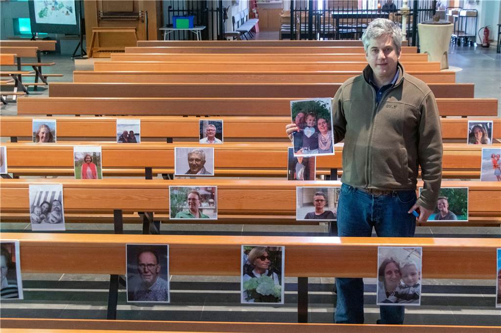 Bald wieder öffentliche Gottesdienste – Beten mit An- und Abstand Bislang waren Gläubige nur per Foto auf der Kirchenbank beim Gottesdienst dabei in der Ahauser Marienkirche. Dirk Müller, Pastoralrefenrent in Ahaus, klebte die eingesandten Fotos der Gläubigen an die Kirchenbänke der Marienkirche.