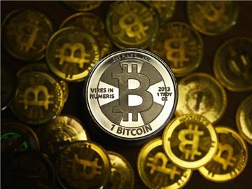 Bitcoin ist das Ergebnis eines Rechenprozesses, an dem sich jeder beteiligen kann. Als echtes Geld wird die Währung jedoch noch nicht angesehen. Foto: Jens Kalaene/dpa-Zentralbild