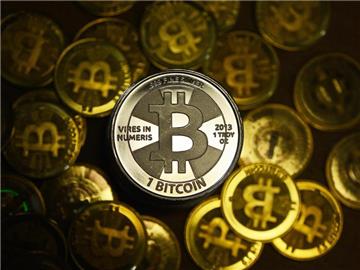 Bitcoin-Münzen, aufgenommen in Berlin beim Münzhandel «BitcoinCommodities». Foto: Jens Kalaene/Illustration