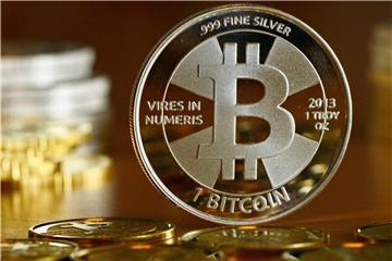 Bitcoin-Münzen. Foto: Jens Kalaene/Illustration