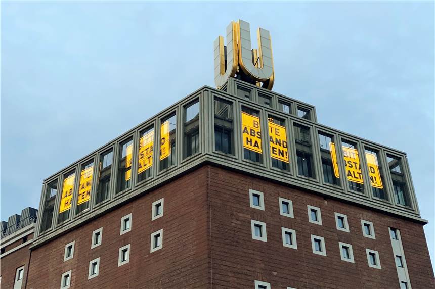 Der U-Turm reagiert auf die Corona-Krise „Bitte Abstand halten“ heißt es auf den „Fliegenden Bildern“ am U-Turm.