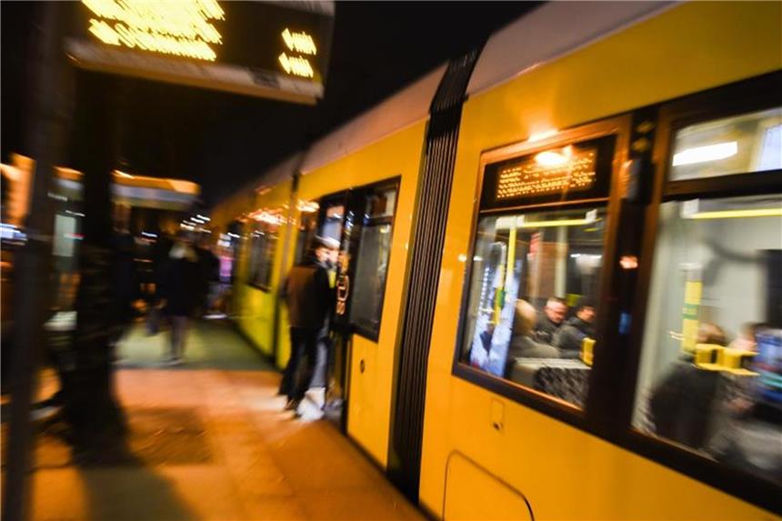 Volle Dosis Berlin: Ein Abend in der M10 Bitte einsteigen: Die M10 hat den Ruf eines Nachtschwärmer-Expresses. Foto: Christophe Gateau