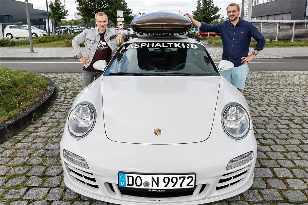 Porsche fahren als Praktikant? Hier ist das in Dortmund möglich „Bitte einsteigen!“, sagen Firmenchef Nils Freyberg (r.) und PR-Manager Tiado Pieperhoff. Ein Praktikant oder eine Praktikantin darf demnächst mit diesem Porsche durch ganz Deutschland fahren.