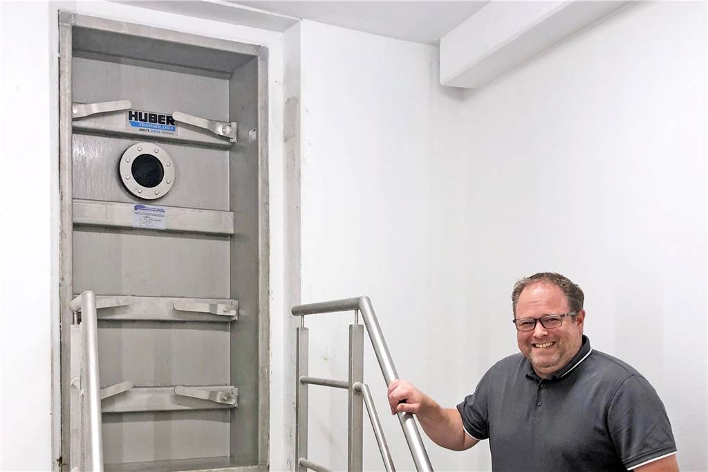 Bitte nicht öffnen: Wassermeister Markus Hörbelt an der Drucktür, hinter der 1,5 Millionen Liter Trinkwasser für Stadtlohn gespeichert werden.