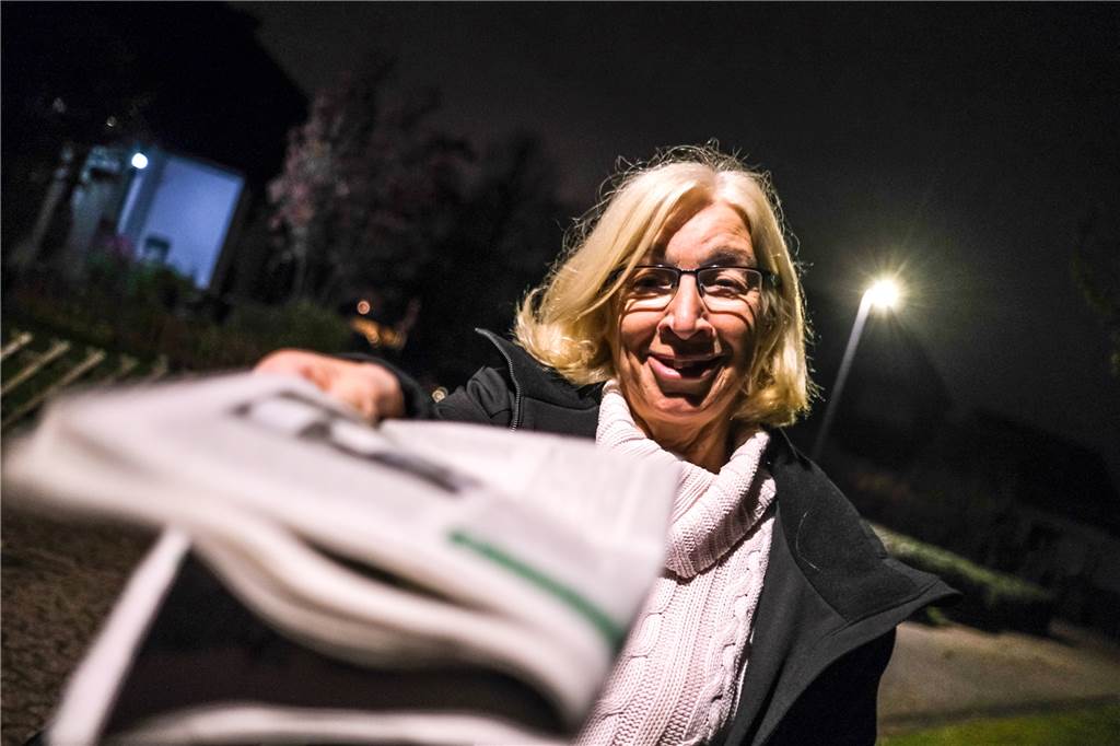 Zustellerin Gabriele Maaß: „Für mich ist die Arbeit wie Reha-Sport“ Gabriele Maaß überreicht die Zeitung