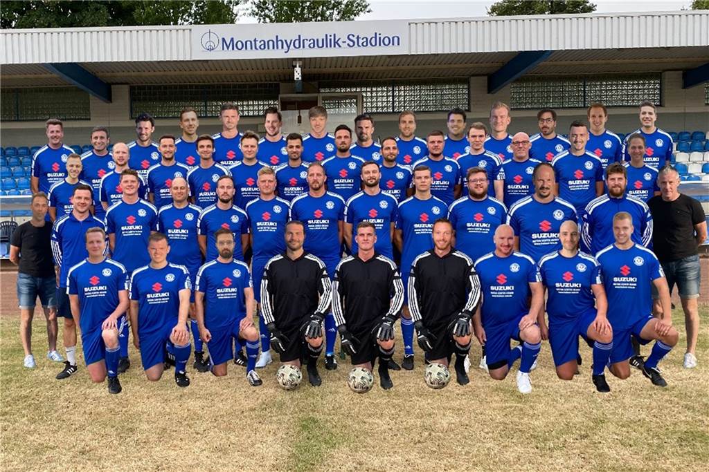 Holzwickeder SC: Fünfte Mannschaft rasiert am 1. Spieltag und weckt Erinnerungen an die „Joboxers“ Bitte was? Erst auf dem zweiten Blick erkennt man: Hier handelt es sich um eine Fotomontage. An diesem Mannschaftsfoto der fünften Mannschaft saß Teamgründer Jan Hoppe nach eigener Aussage rund 24 Stunden.
