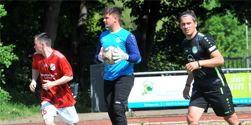 Ausgerechnet Rekowski patzt: Kurioses Gegentor lässt die SG Massen beim VfL Schwerte verlieren Bitter: Durch einen Torwartfehler von Ian Rekowski (M.) unterlag die SG Massen am Donnerstagabend beim VfL Schwerte.