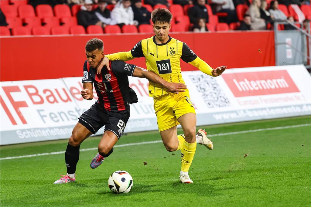 BVB-Stürmer Hettwer droht wochenlanger Ausfall: Saison-Aus für weiteren U23-Spieler Felix Paschke führt einen Zweikampf um den Ball.