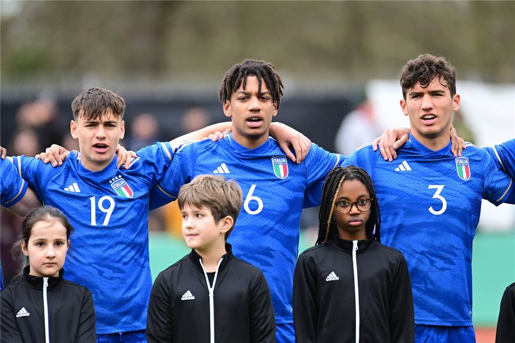 Filippo Mane singt die Nationalhymne Italiens.