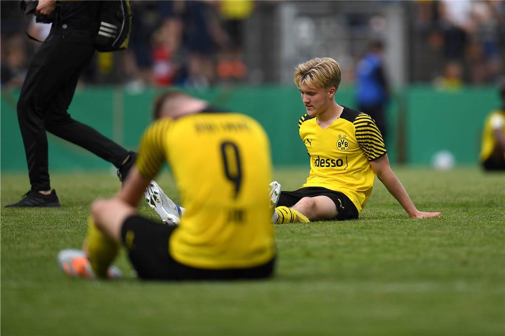 BVB-Youngster Julian Rijkhoff: „Ich mag es, das auf mich zu nehmen“ Julian Rijkhoff sitzt enttäuscht auf dem Rasen.