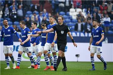 Bitterer Schlusspunkt: Schiedsrichter Stegemann entscheidet auf Elfmeter gegen Schalke. Das 99-Minuten-Drama brachte S04-Trainer Huub Stevens auf die Palme.