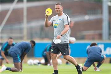 Bittet seine Spieler wieder zum Training: Hertha-Coach Pal Dardai. Foto: Annegret Hilse