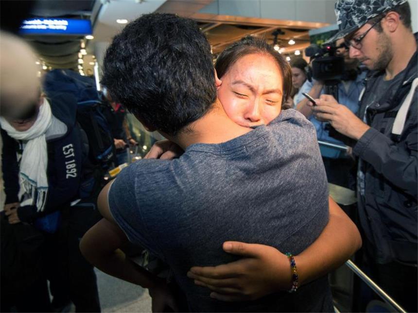 Abgeschobene Schülerin Bivsi zurück in Deutschland Bivsi Rana wird am Flughafen in Düsseldorf von ihrem Bruder Biswash begrüßt. Foto: Marius Becker