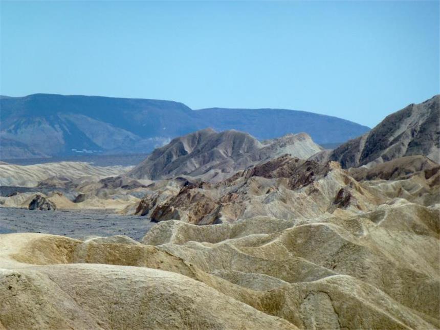 ABC für Fernwehgeplagte: Die US-Nationalparks in Stichworten Bizarre Gesteinsformationen sieht man am Aussichtspunkt Zabriskie Point im Death Valley Nationalpark (USA). Foto: Alexandra Schuler