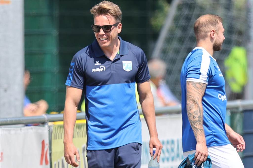 Am Rande der Bande: Jubel von Obercastrop war einstudiert, Team feiert Punktgewinn im Planwagen Björn Brinkmann, Trainer des SV Wacker Obercastrop II.