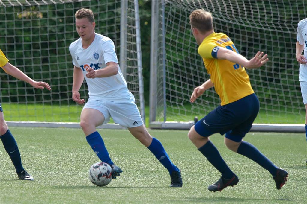 „Jetzt muss der Ball rein“: ETuS-Joker Henniges und Ehlert werden zu Derby-Helden Björn Ehlert (l.) kam ins Spiel, als der TuS Sythen gerade wieder in Führung gegangen war.