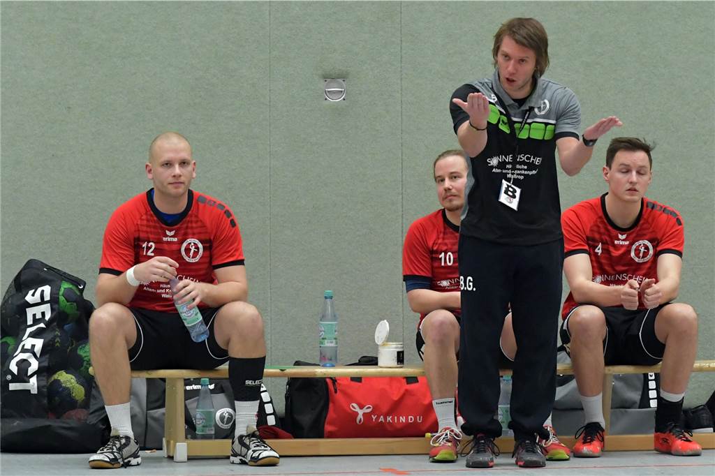 Lünens Handballtrainer sind sich einig: Es wird nicht mehr lange gut gehen, wenn das so weitergeht Björn Grüter trainiert den VfL Brambauer.