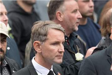 Björn Höcke (M.) und der Pegida-Chef Lutz Bachmann (dahinter) bei einer Demonstration in Chemnitz. Foto: Ralf Hirschberger