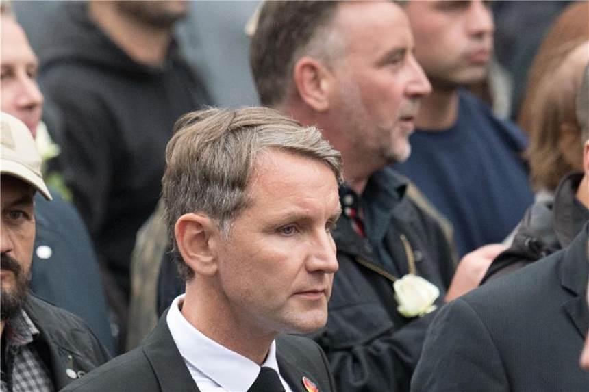 Nach Chemnitz sollen AfD-Mitglieder vorsichtiger werden Björn Höcke (M.) und der Pegida-Chef Lutz Bachmann (dahinter) bei einer Demonstration in Chemnitz. Foto: Ralf Hirschberger