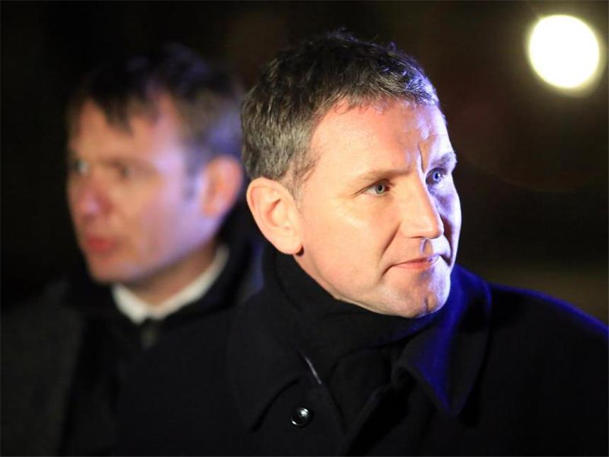 Nach Angriff auf Reporter bei AfD-Demo: DJV fordert mehr Schutz Björn Höcke, Vorsitzender der AfD-Fraktion im Thüringer Landtag, hat auch an der Kundgebung teilgenommen. Foto: Peter Gercke