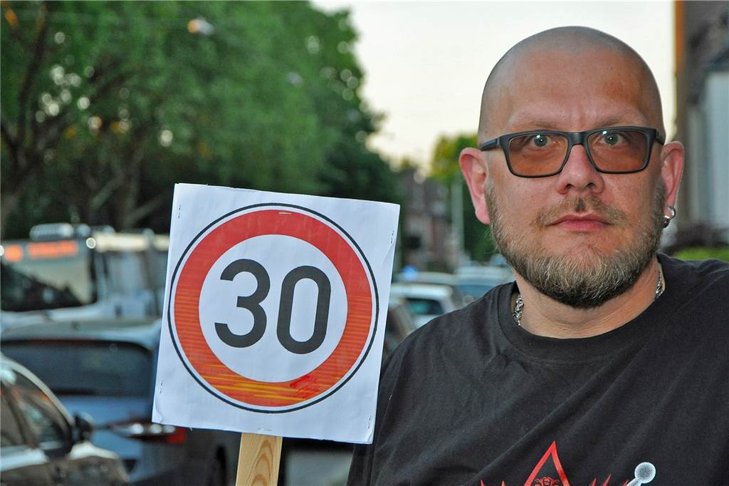 Versprochen: Tempo 30 in der Stadt tut gar nicht weh Björn Johannsen vor seinem Haus auf der Leveringhauser Straße. Er kämpft dafür, dass hier Tempo 30 eingeführt wird.