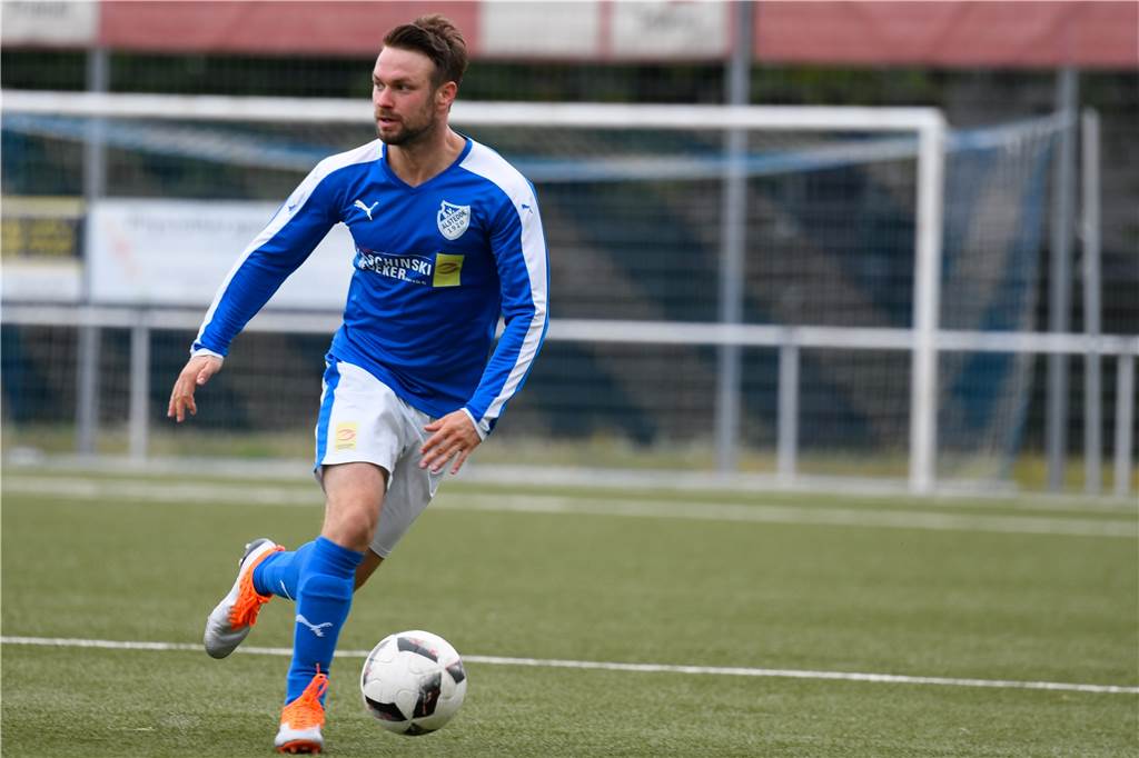 Alstedde-Spieler über Arbeit bei Bundesligist: „Sprung zu den Profis wird schwerer“ Björn Kadlubowski muss beim Training mit der Arminia-Jugend aktuell auf digitale Formate setzen.