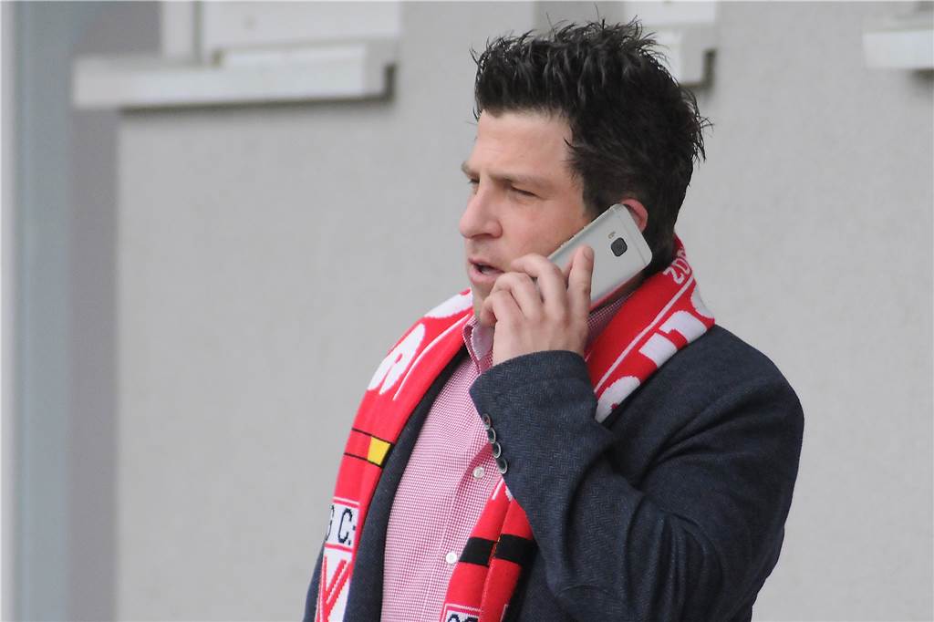Fußballer der SF Habinghorst/Dingen schlägt Straßenfußballregel vor Björn Klieve, der Vorsitzende der SG Castrop, war bei der Stadtmeisterschaft für den Wertmarkenverkauf verantwortlich.